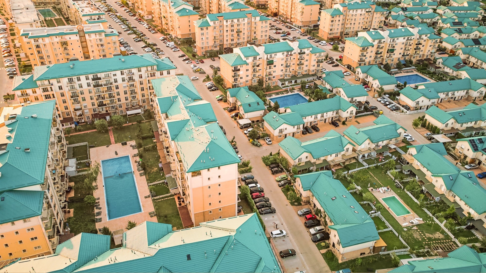 Cosmopolis – Un cartier cât un oraș: plajă, lac, piscine, parcuri, mall, magazine, clinici și o școală internațională Cosmopolis – Un cartier cât un oraș: plajă, lac, piscine, parcuri, mall, magazine, clinici și o școală internațională