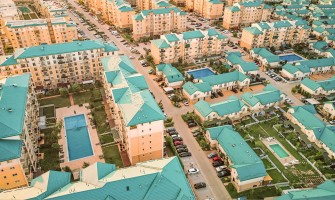 Cosmopolis – Un cartier cât un oraș: plajă, lac, piscine, parcuri, mall, magazine, clinici și o școală internațională Cosmopolis – Un cartier cât un oraș: plajă, lac, piscine, parcuri, mall, magazine, clinici și o școală internațională