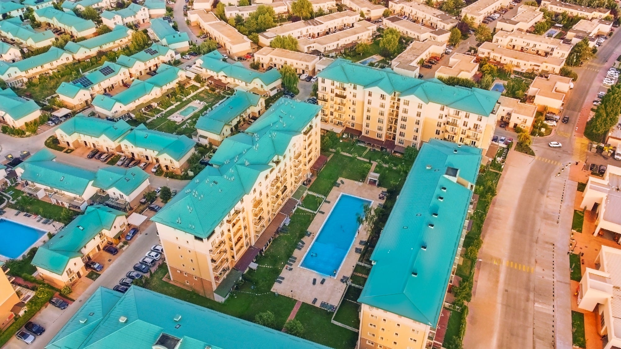 Cum se trăiește vara în Cosmopolis, cartierul cu cele mai multe piscine din România Cum se trăiește vara în Cosmopolis, cartierul cu cele mai multe piscine din România