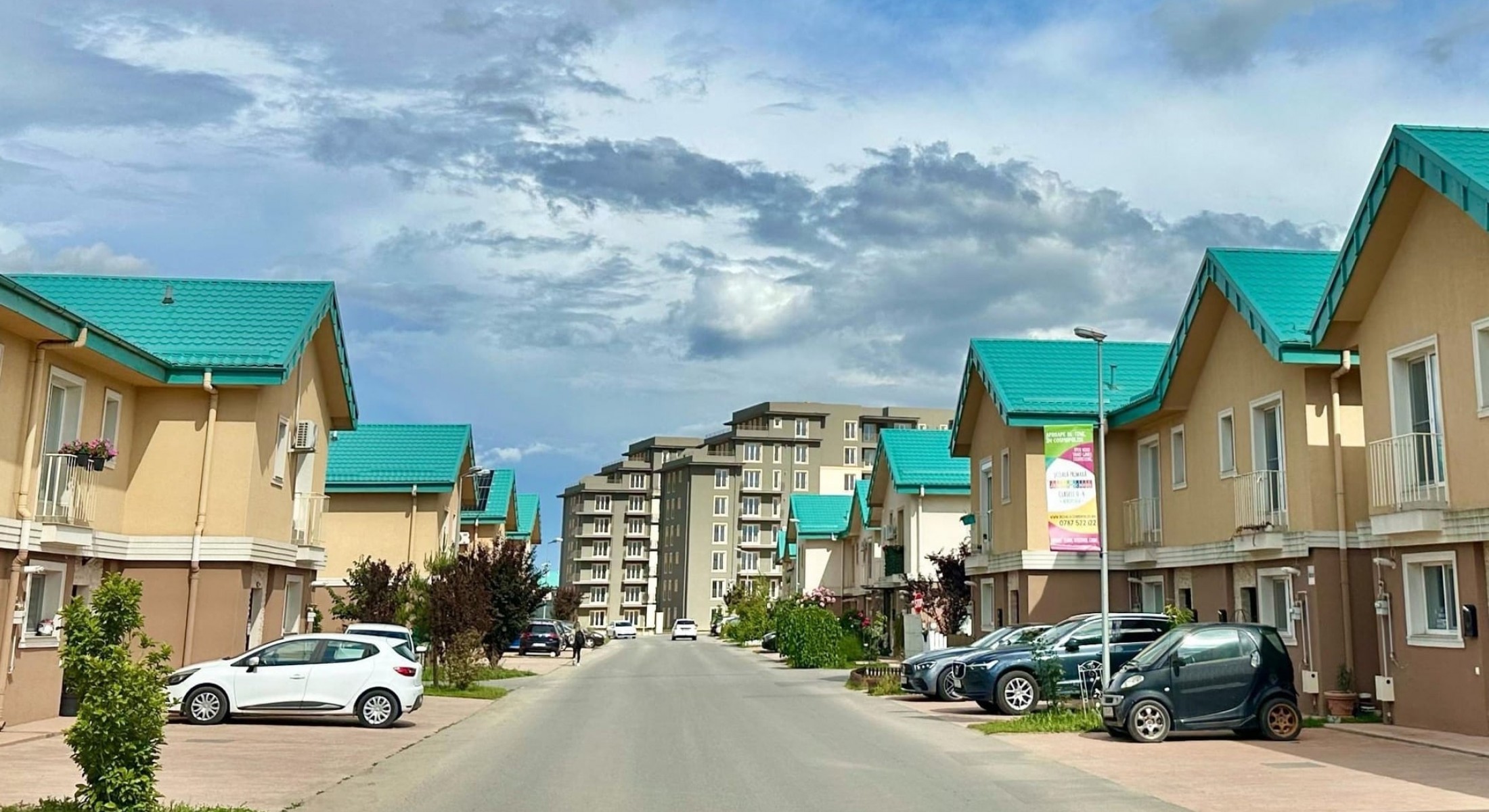 Stradă cu vile și blocuri în Cosmopolis